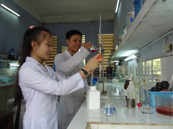 Những sáng tạo khoa học độc đáo của sinh viên năm 2014 - 2 Hồ Phước Điệp và bạn nghiên cứu trong phòng thí nghiệm. (Ảnh: Nhân vật cung cấp)