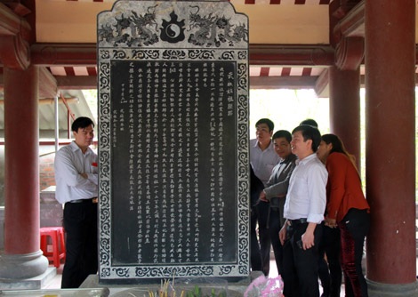 Bên tấm bia ghi công đức của tiền nhân làng Mộ Trạch
