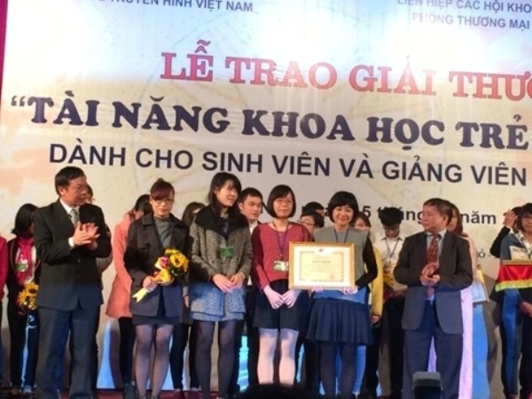 Những sáng tạo khoa học độc đáo của sinh viên năm 2014 - 3 Hồ Phước Điệp và bạn nghiên cứu trong phòng thí nghiệm. (Ảnh: Nhân vật cung cấp)