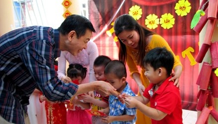 Biến tướng mừng tuổi - 1 Cô chú mừng tuổi cho con cháu ngày Tết đầu năm. (Ảnh: Anh Tuấn)