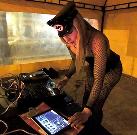 UVWXYZ thích mặc những trang phục gợi cảm