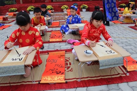 Ngắm 50 “ông đồ, bà đồ nhí” viết thư pháp - 2 Ngắm 50 “ông đồ, bà đồ nhí” viết thư pháp