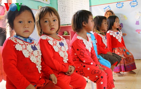 Thầy giáo mầm non trên đỉnh núi mù sương - 3 Sau khi đón đến lớp, các thầy thay quần áo sạch sẽ cho các cháu trước khi học