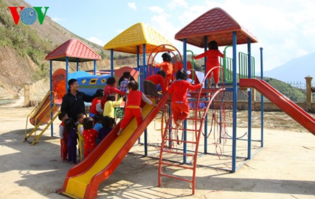 Thầy giáo mầm non trên đỉnh núi mù sương - 7 Vận động buổi sáng cùng các trẻ.