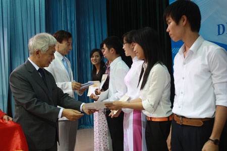 Người góp phần nâng tầm khoa học Việt - 1 GS.TS Trần Thanh Vân trao học bổng cho sinh viên