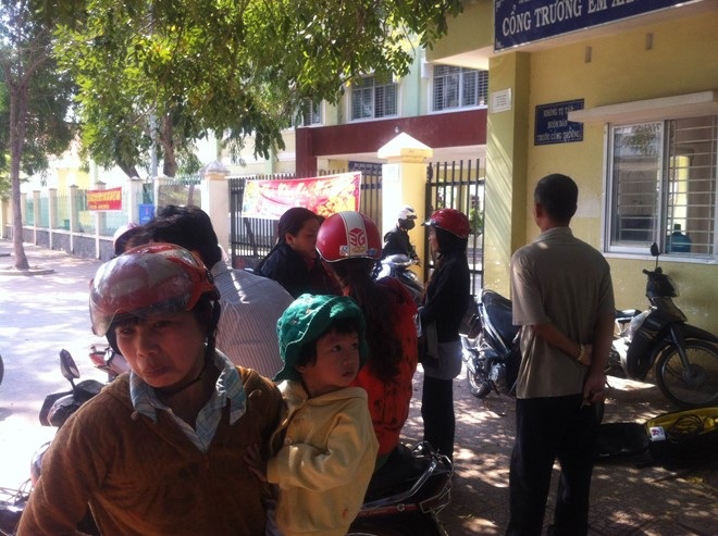 Phụ huynh ngăn chặn một vụ cá, thịt thối tuồn vào bếp ăn học sinh - 3 Nhiều phụ huynh tập trung trước cổng Trường tiểu học Long Bình, thể hiện sự bức xúc về vụ việc