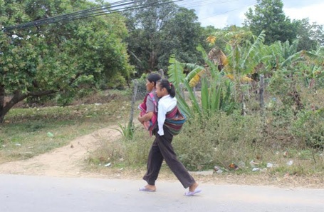 Bé gái khuyết tật ước mơ làm cô giáo dạy vẽ - 2 Hàng ngày em đến trường trên lưng cha, mẹ