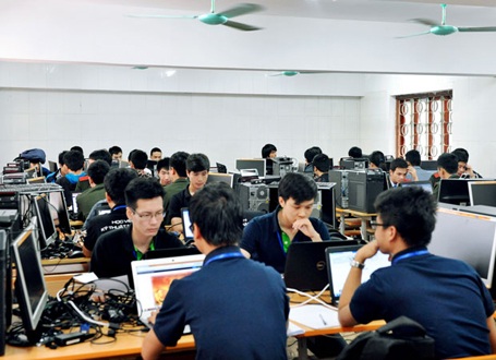 Sinh viên ngành An toàn thông thực hành tại phòng học chất lượng cao