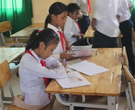Bé gái khuyết tật ước mơ làm cô giáo dạy vẽ - 3 Giờ ra chơi khi các bạn ra ngoài vui đùa, cũng là lúc cô bé Ka Niêm cặm cụi chép lại bài