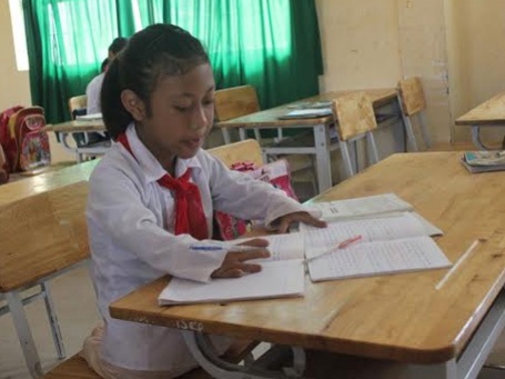 Bé gái khuyết tật ước mơ làm cô giáo dạy vẽ - 4 Giờ ra chơi khi các bạn ra ngoài vui đùa, cũng là lúc cô bé Ka Niêm cặm cụi chép lại bài