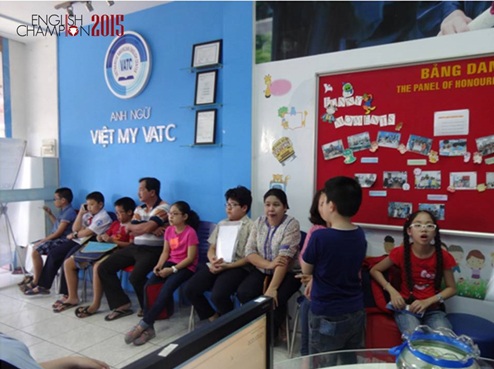 Xúc cảm tại vòng 1 English Champion 2015 - 9 Rồi chị lại tiếp tục đưa con trai đến thi tại điểm thi VATC Ba Tháng Hai