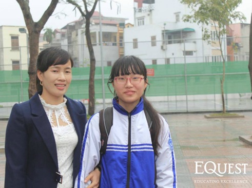 Xúc cảm tại vòng 1 English Champion 2015 - 4 Hai mẹ con em Nguyễn Thị Ngọc Anh chụp ảnh kỉ niệm trước khi đón xe khách đi về