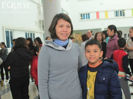 Xúc cảm tại vòng 1 English Champion 2015 - 5 Hoàng Hưng chia sẻ niềm vui làm được bài với mẹ