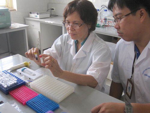 Chuyện về nữ giáo sư đạt giải thưởng Kovalevskaia - 1 Giáo sư Kim Lan (trái) phân tích mẫu thí nghiệm