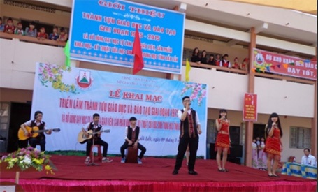 Triển lãm thành tựu 40 năm GD-ĐT tỉnh Đắk Lắk - 1 Văn nghệ chào mừng triển lãm