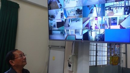 Đủ kiểu đối phó với bạo lực học đường - 1 Ông Lãng đang theo dõi học sinh trên màn hình qua camera