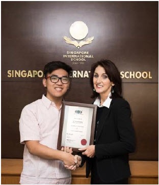 Danh hiệu, chứng chỉ quốc tế dành cho các “Thủ khoa Việt Nam” - 3 Đỗ Hoàng Giang và cô Lorraince Els – Hiệu trưởng Trường Quốc tế Singapore tại Cầu Giấy