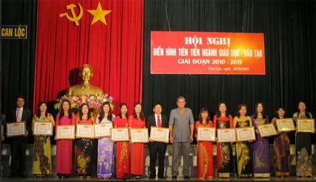 Can Lộc (Hà Tĩnh): Biểu dương điển hình tiên tiến ngành Giáo dục - 1 Tôn vinh các tập thể có thành tích xuất sắc.