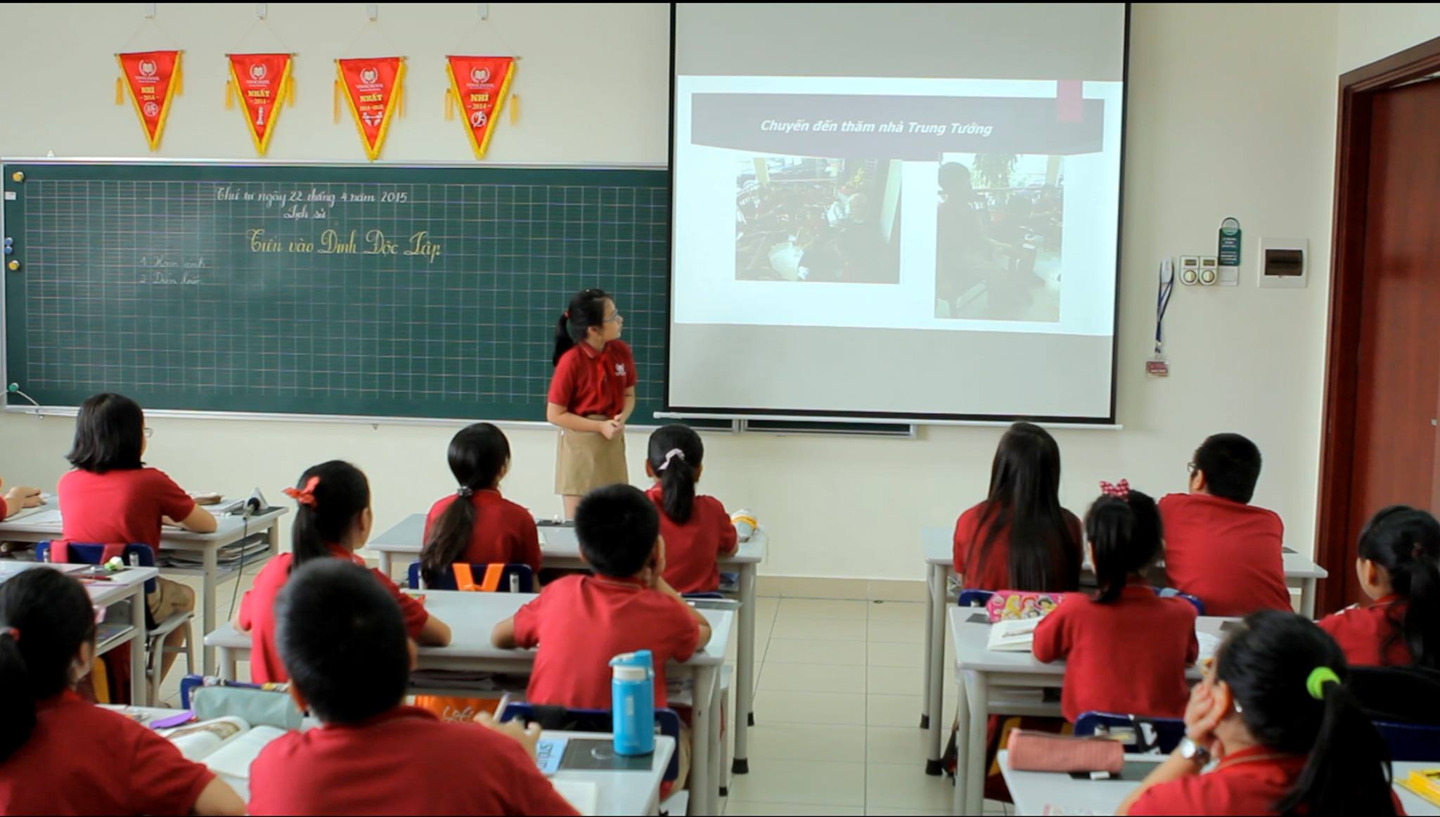 Trò chuyện với “nhân chứng chiến tranh” để học môn Lịch sử - 3 Khánh Phương đang chia sẻ với các bạn trong lớp về chuyến thăm tới nhà nhân vật lịch sử