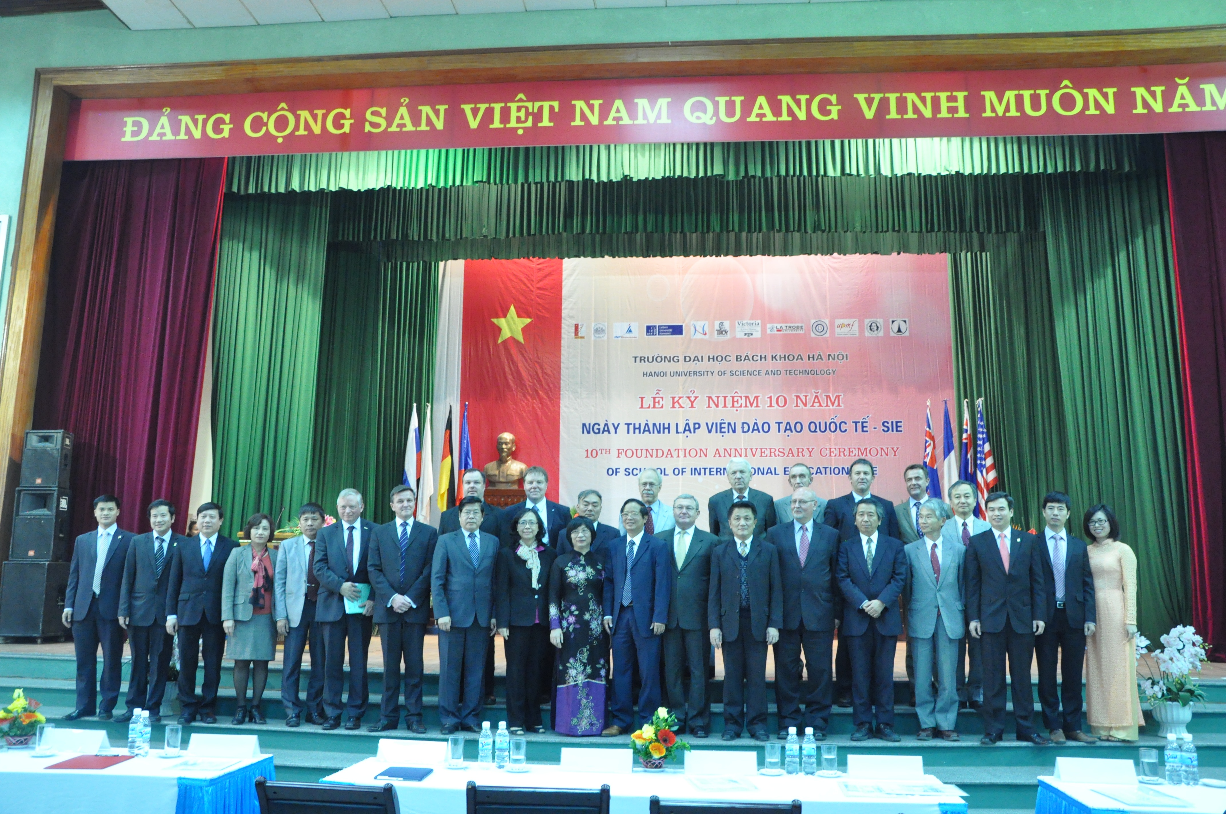 Kỷ niệm 10 năm thành lập Viện ĐTQT (năm 2013).