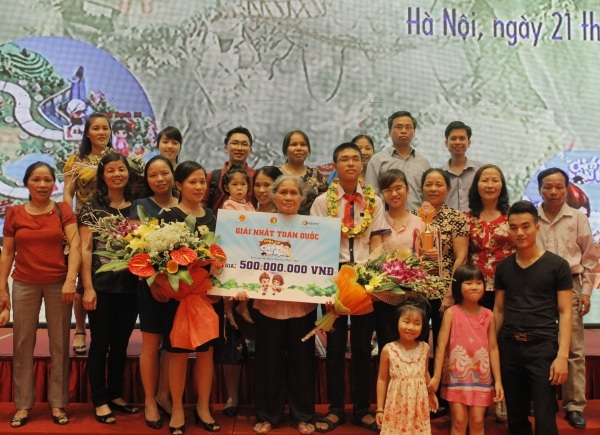 Phụ huynh mừng rỡ khi con được vinh danh tại cuộc thi trí tuệ - 2 Đại gia đình quán quân Chinh Phục Vũ Môn mùa thứ nhất
