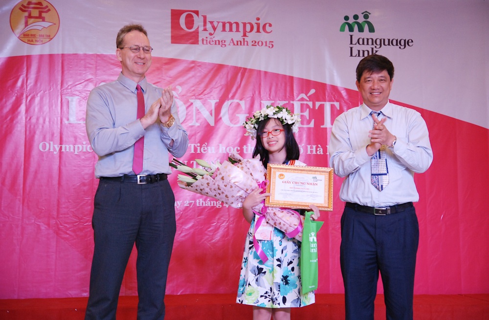 Vũ Phạm Hiền Anh vui mừng nhận giải Nhất Olympic Tiếng Anh Tiểu học 2015.