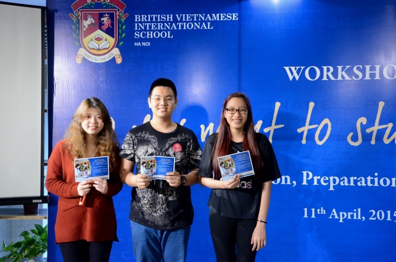 Học sinh thực hiện hoạt động nhóm, tìm hiể