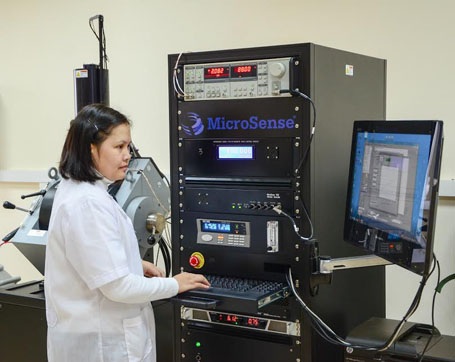 Chương trình Thạc sĩ Khoa học và Công nghệ nano - Cơ hội cho nghiên cứu ứng dụng - 1 Máy đo từ kế mẫu rung (VSM) tại Phòng thí nghiệm Nano Quang-Điện tử, Viện AIST