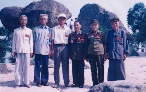 “Biểu tượng anh hùng” của những giáo viên đi B - 1 Ông