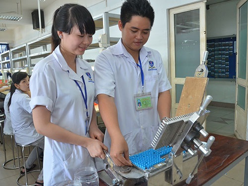 Tiền có mua được sự ưu tú? - 1 Sinh viên Trường ĐH Nguyễn Tất Thành (TP HCM) trong giờ thực hành. (Ảnh: Tấn Thạnh)