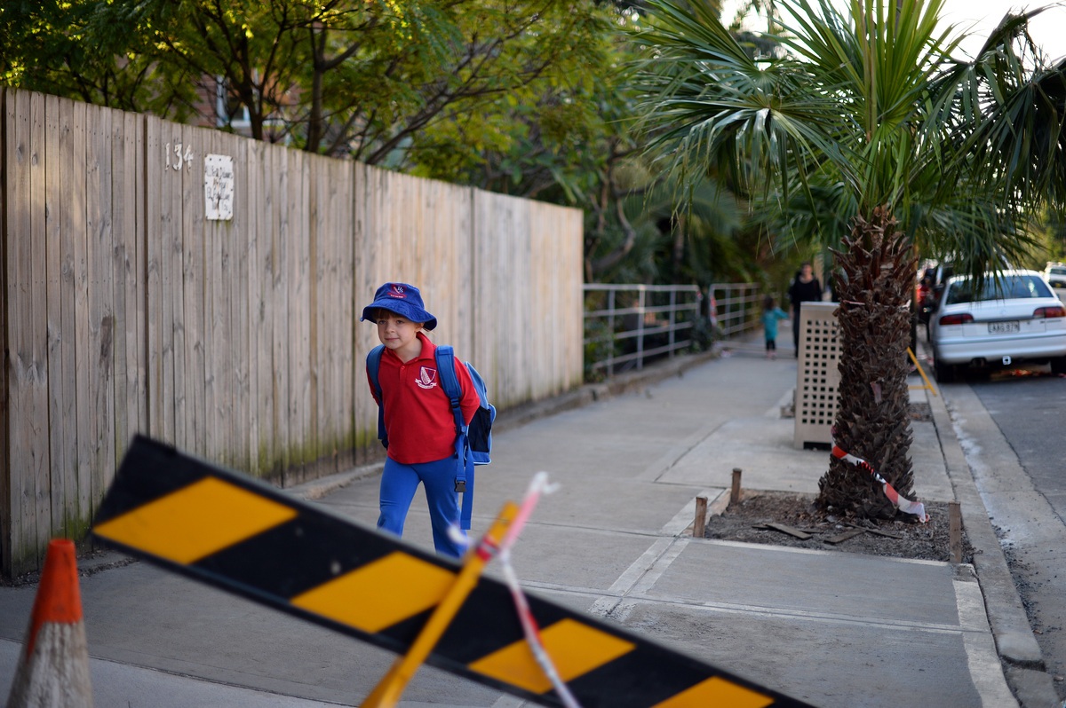 Frances McMillan, 6 tuổi, đi bộ tới trường ở vùng ngoại ô Coogee, Sydney, Australia.
