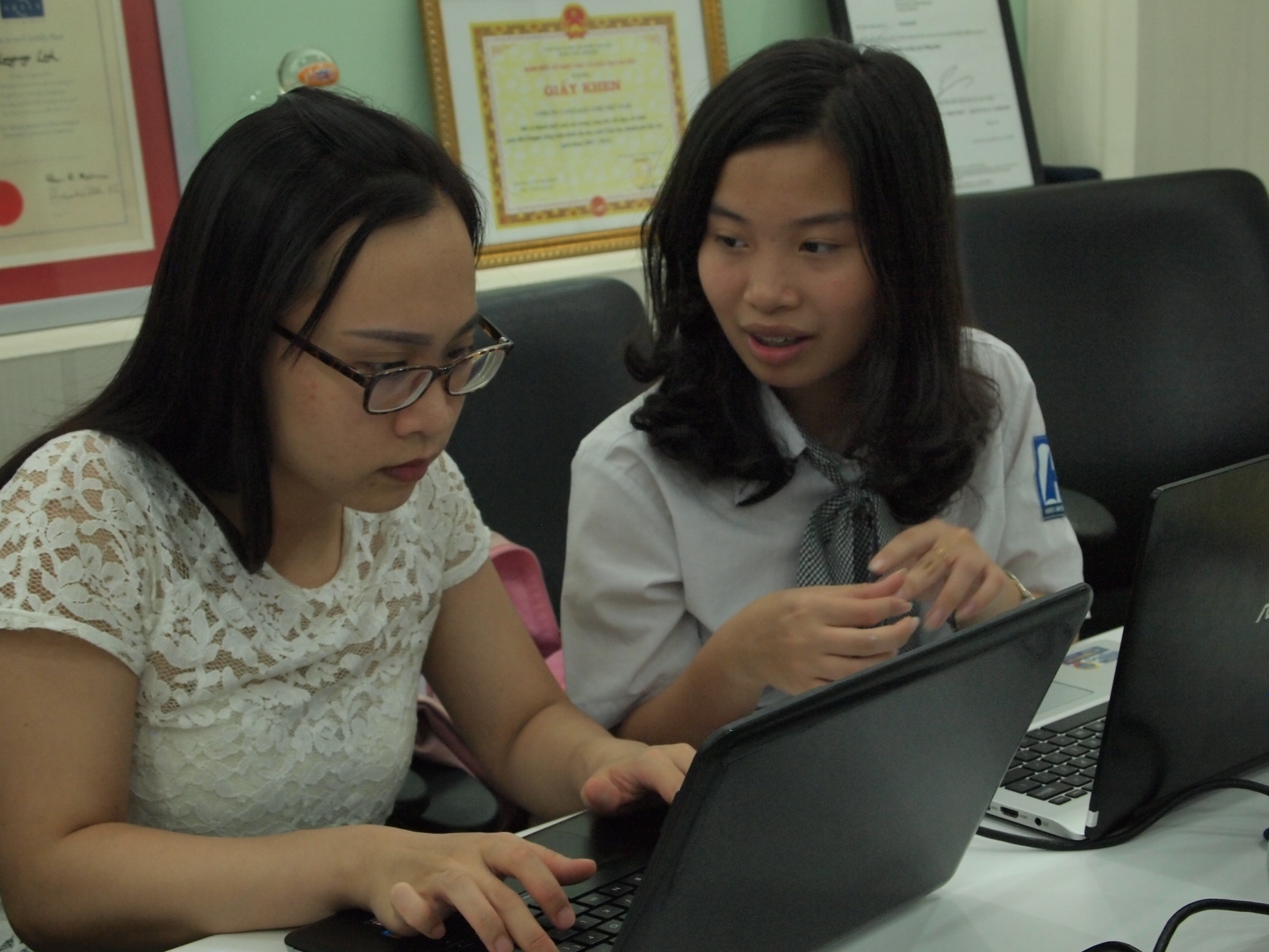 Em Nguyễn Hoàng Như Anh đang trả lời các câu hỏi của phụ huynh - học sinh.