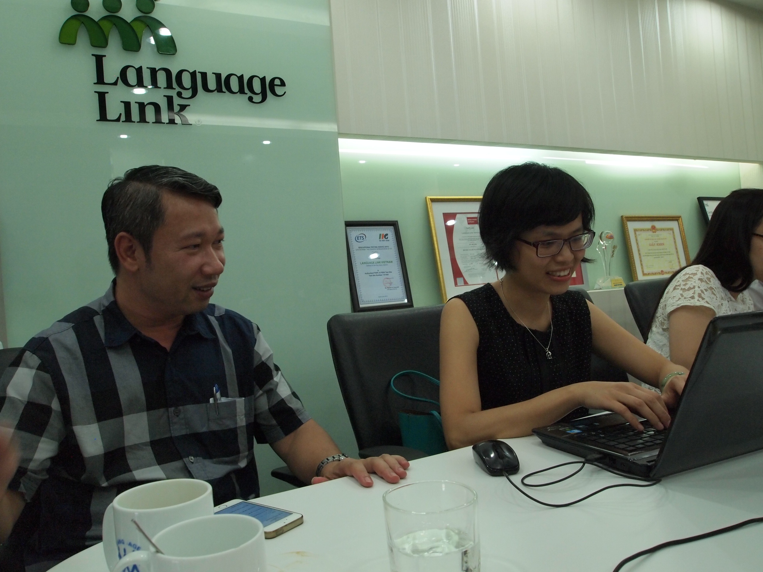 Anh Phạm Nguyên Hùng đang trả lời câu hỏi của bạn đọc Dân trí