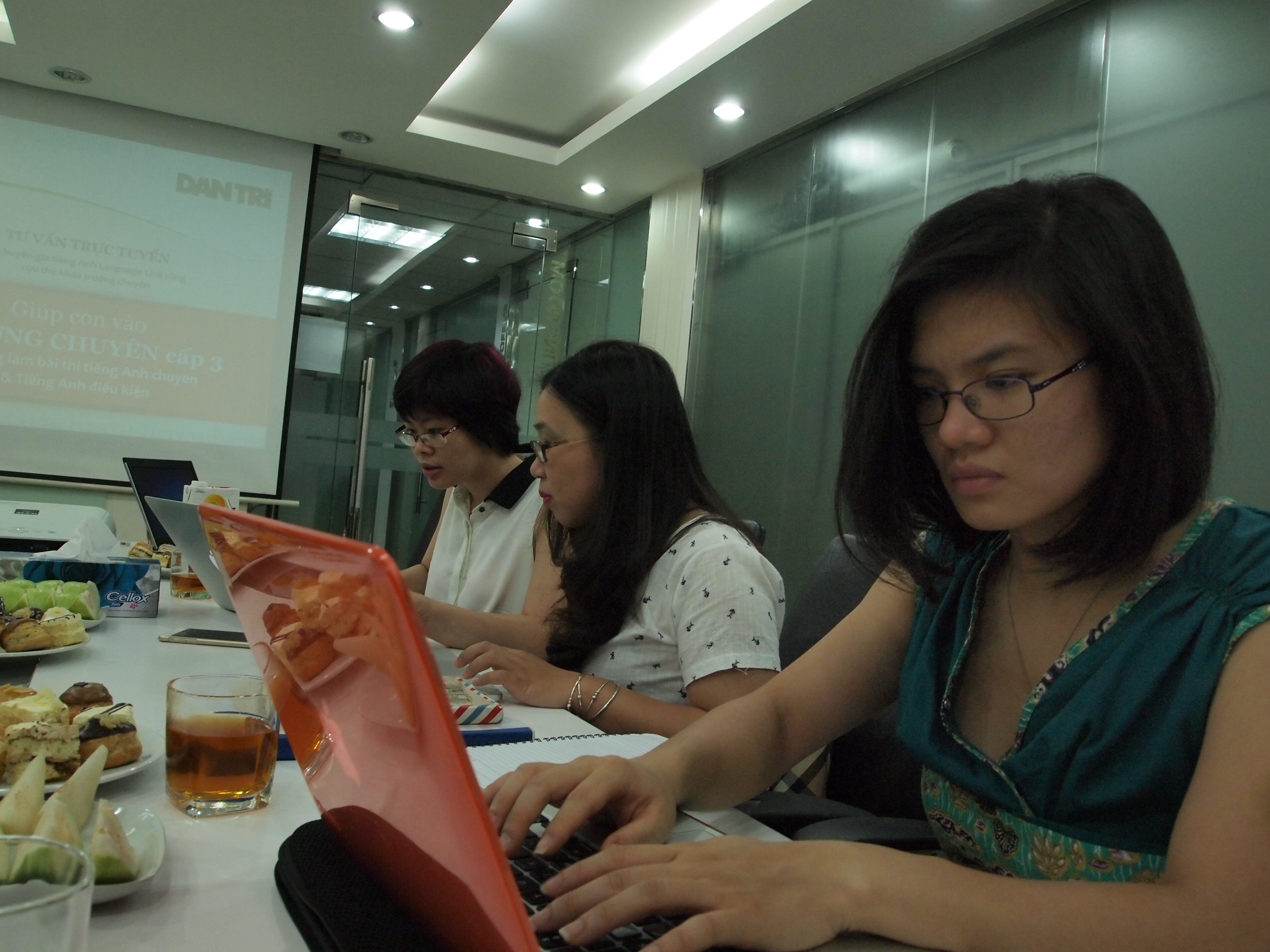 Thạc sỹ Trần Ngọc Diệp đang trả lời câu hỏi của bạn đọc