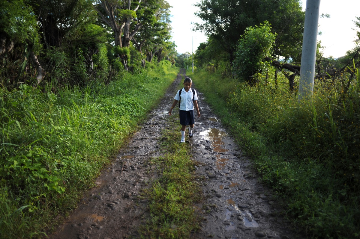 Silvia Alvarado, 10 tuổi, ở El Salvador đi bộ tới trường.