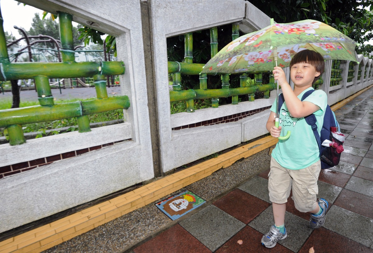 Ryan Kao, 7 tuổi, đi bộ tới trường ở Đài Bắc, Đài Loan.