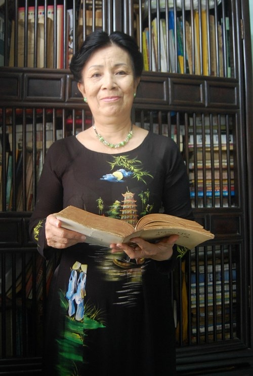 Tủ sách giáo khoa bằng... áo dài - 2 Cô Liệp trong chiếc áo dài vẽ chùa Thiên Mụ và các cô gái Huế. (Ảnh: Khánh Ly)