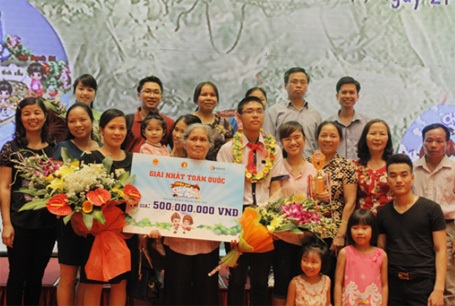Cuộc thi Chinh Phục Vũ Môn dưới góc nhìn người làm giáo dục - 3 Nguyễn Tiến Dũng chụp ảnh cùng gia đình khi xuất sắc giành chức vô địch cuộc thi CPVM