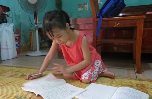 Cô bé khuyết tật viết chữ đẹp ước mơ trở thành bác sĩ - 1 Trà My rất chăm chỉ học và luyện viết chữ
