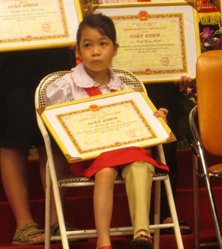 Cô bé khuyết tật viết chữ đẹp ước mơ trở thành bác sĩ - 2 Trà My đi nhận Bằng khen của Bộ GD-ĐT tại Cung văn hóa hữu nghị Việt - Xô