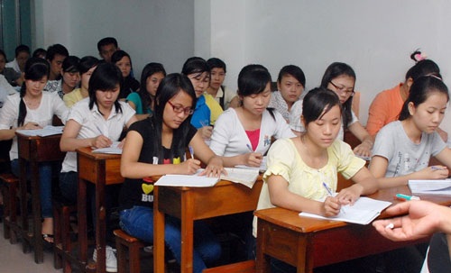 Thả lỏng hệ ngoài chính quy - 1 Sinh viên Trường ĐH Sư phạm TP HCM trong giờ học. (Ảnh: Tấn Thạnh)
