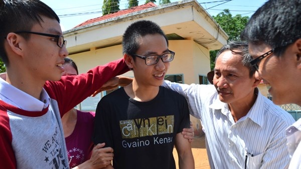 Từ nhà tù ra trường học - Ranh giới mong manh - 2 Thiện, bố (thứ 2 phải sang) và các bạn cùng lớp lúc rời khỏi trại giam