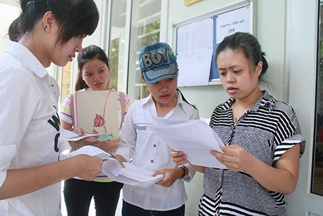 Một số trường hợp giáy tờ còn sai sót, vướng mắc được giám thị quan tâm sát sao.