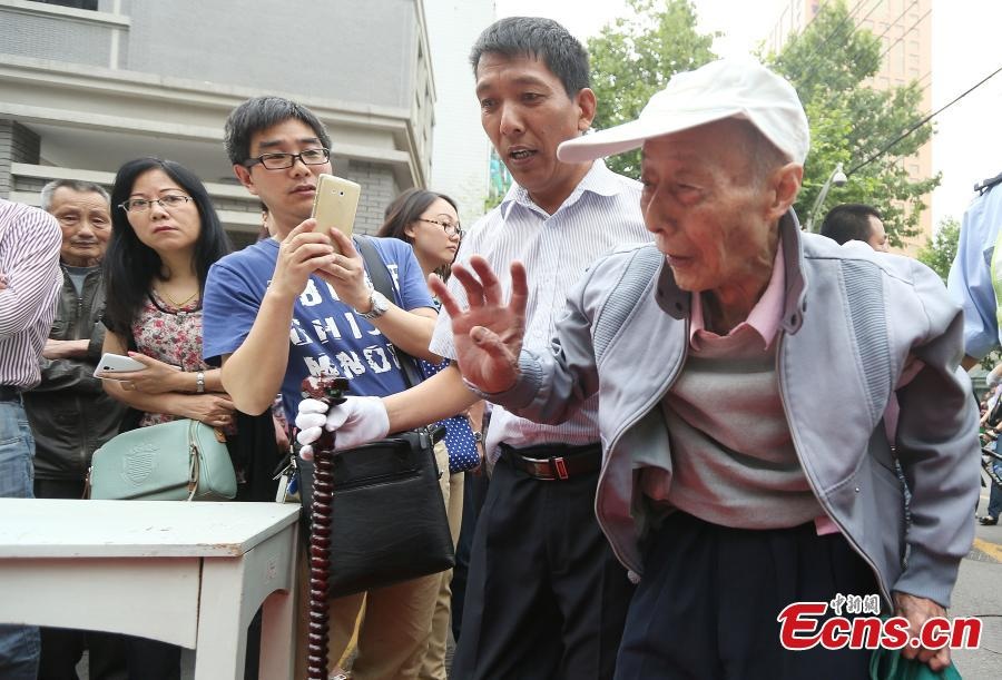 Cụ ông 86 tuổi 15 lần đi thi đại học - 2 Thí sinh 86 tuổi thu hút sự chú ý của nhiều người.