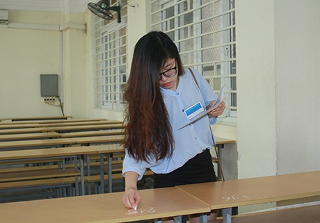 Giám thị phòng thi đánh số báo danh lên vị trí ngồi của thí sinh