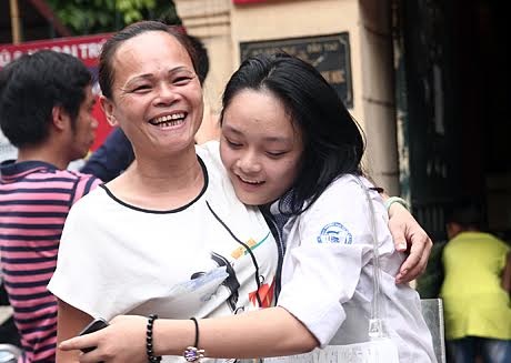 TPHCM: Đề tiếng Anh “nhẹ nhàng”, Hà Nội: Đề Toán “dễ thở” - 7 Thí sinh chia vui với phụ huynh khi hoàn thành tốt bài thi của mình. (Ảnh: Hồng Minh)