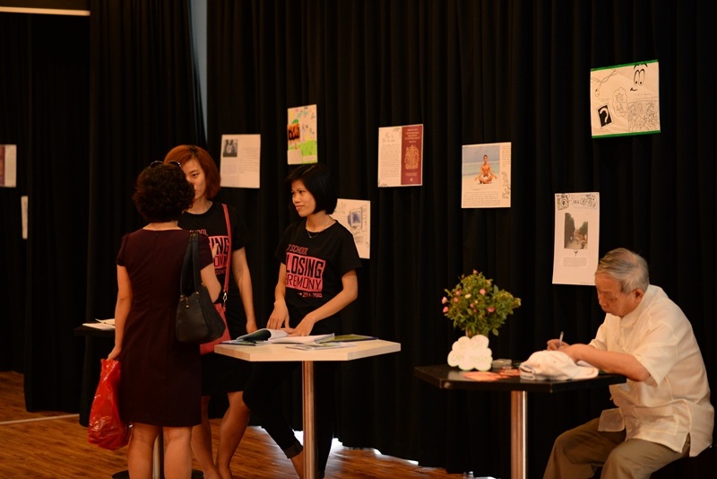 Có những bậc phụ huynh xúc động ghi lại dòng cảm xúc sau khi tham dự triển lãm