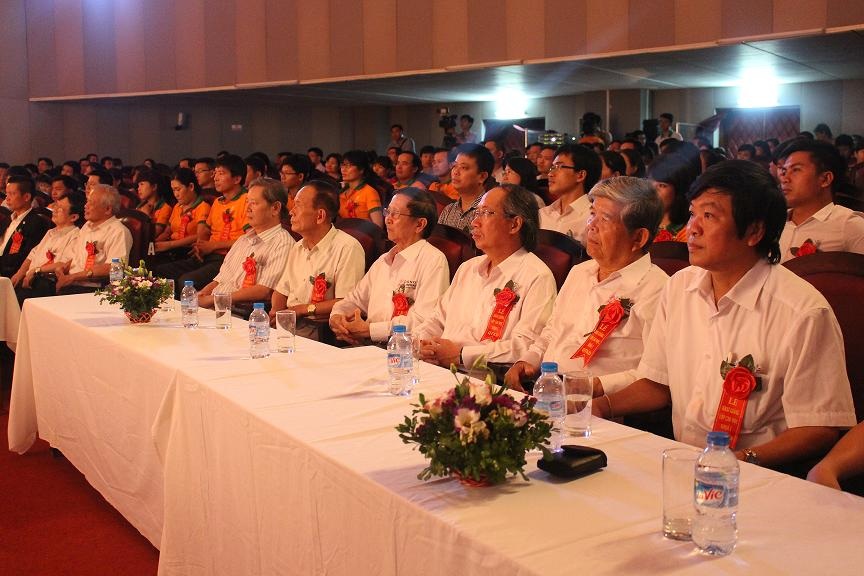 Các vị đại biểu, khách quý và các thầy cô giáo đến tham dự buổi lễ