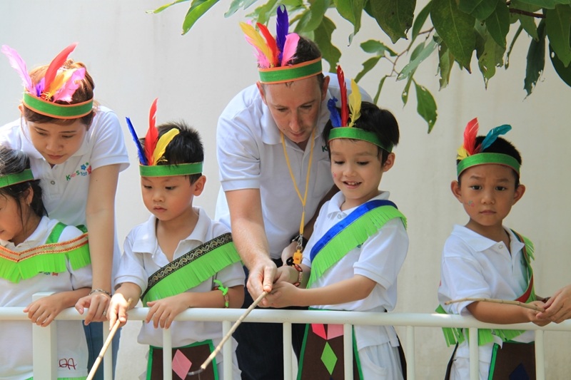 Thầy trò cùng say mê khám phá trò câu cá