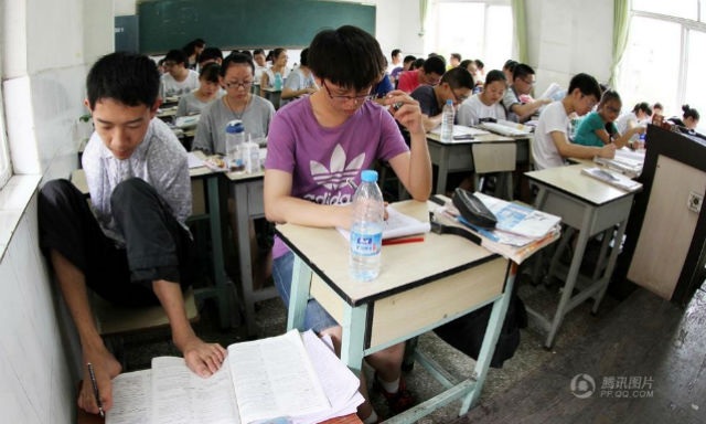 Viết bài thi bằng chân, nam sinh không tay thừa điểm vào đại học - 4 Peng Chao trong phòng thi đại học hồi đầu tháng này